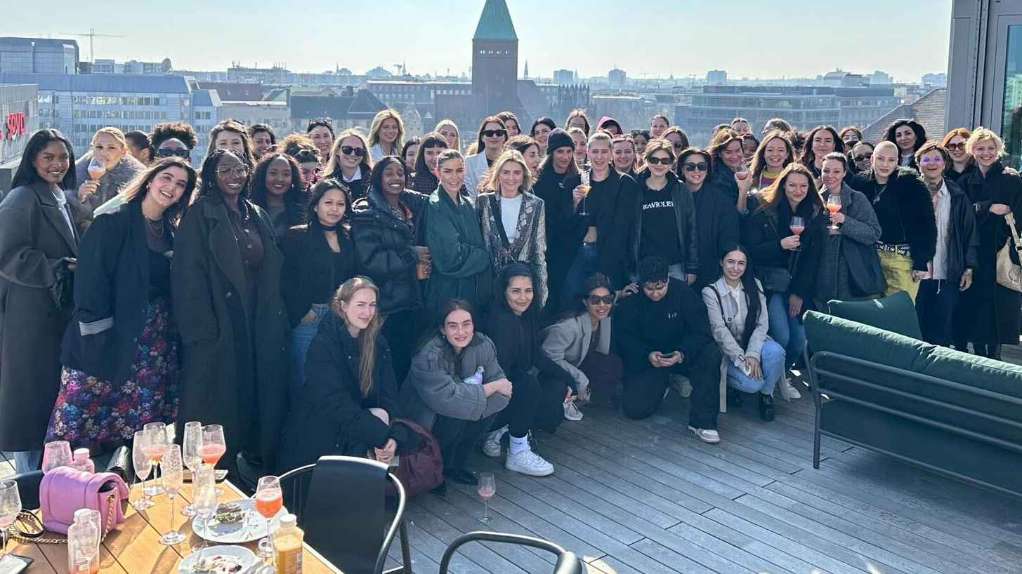 In Berlin: die Teilnehmerinnen des Brunches rund um Natascha Augustin (erste Reihe stehend, 7. von rechts).