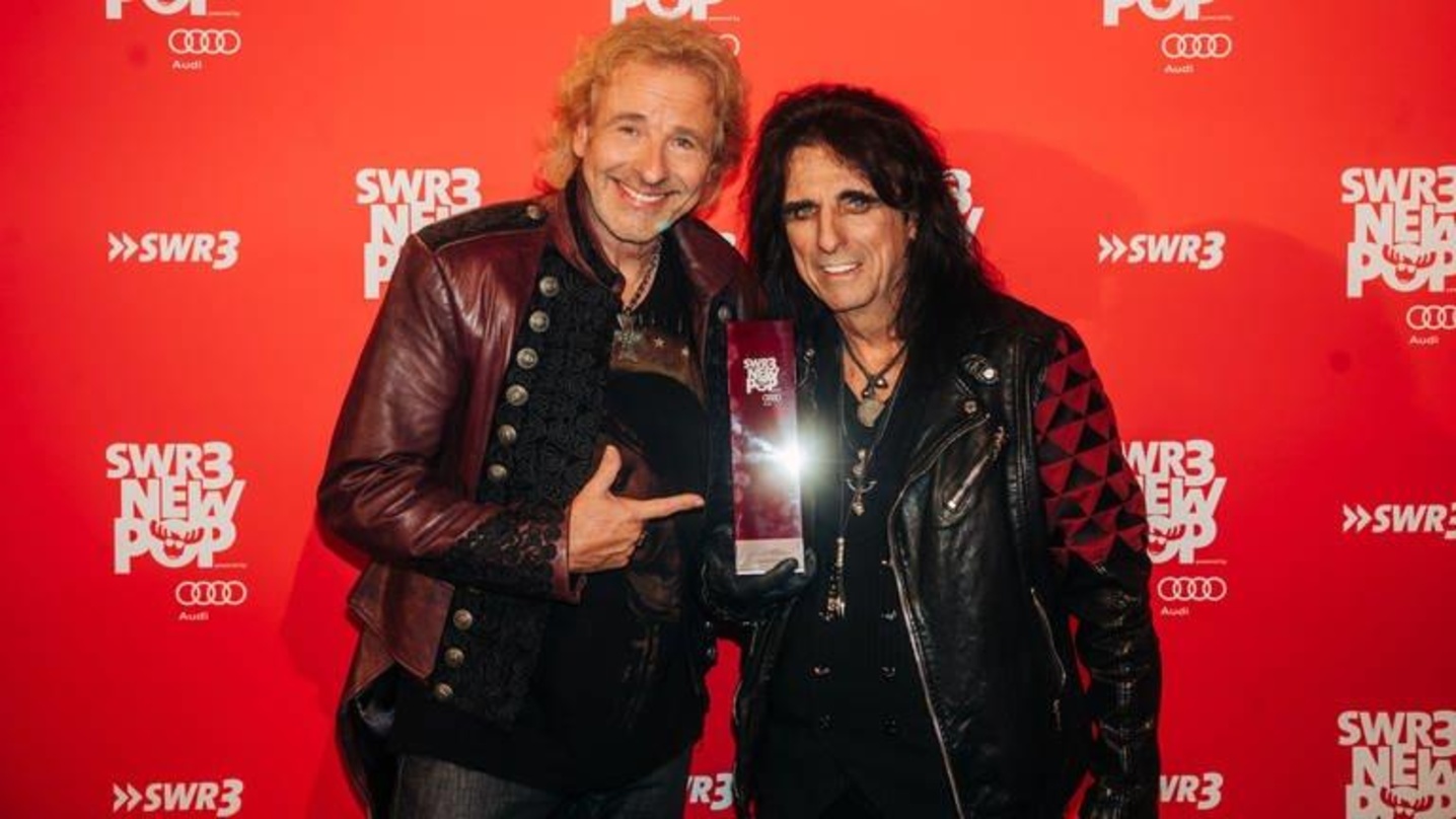 Zwei Überraschungsgäste: Thomas Gottschalk (links) gratulierte Alice Cooper zum SWR3 Lifetime Award