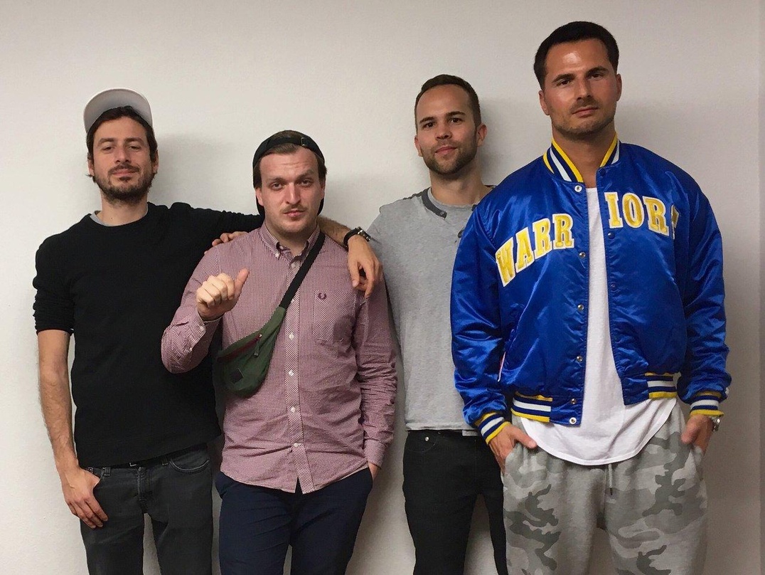 Freuen sich über den Einstieg auf Platz zwei (von links): Markus Huber (Produktmanager Selfmade Records), Karate Andi, Thomas Burkholz (Head of Marketing Selfmade Records) und Elvir Omerbe...
