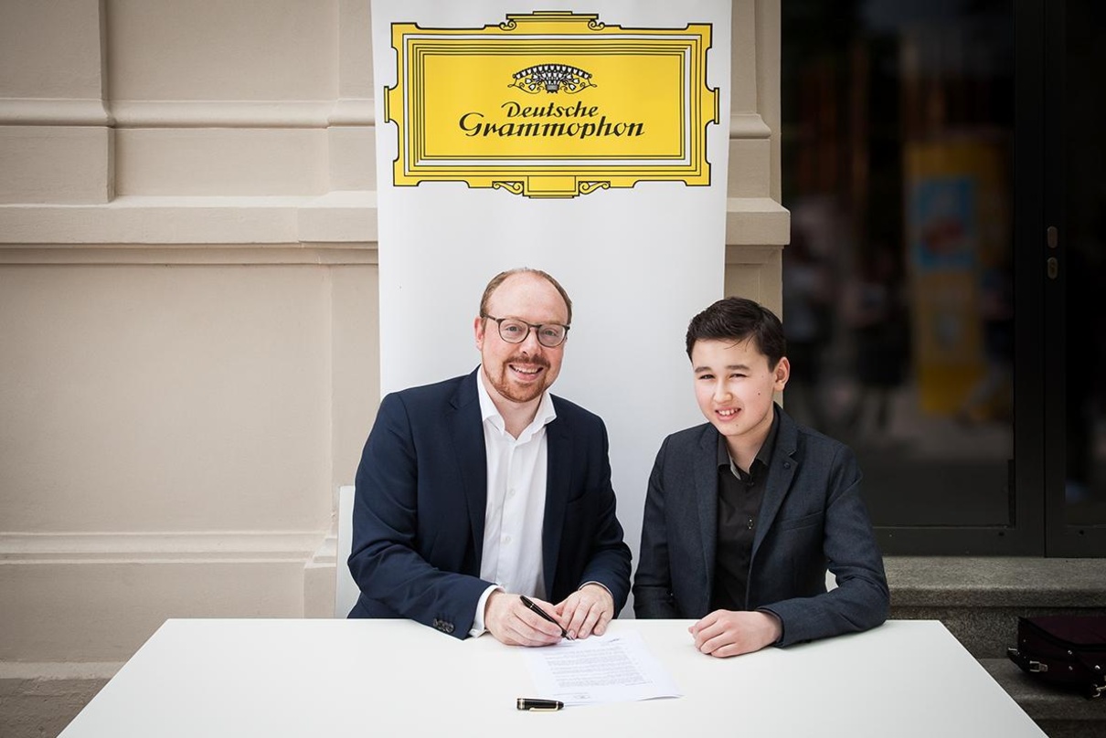 Freuen sich auf die Zusammenarbeit: Clemens Trautmann (President Deutsche Grammophon, links) und Daniel Lozakovich