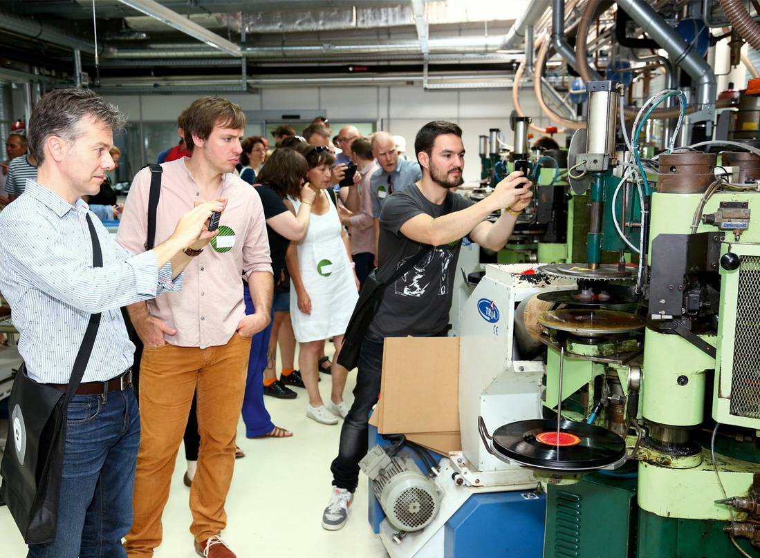 Rundgang mit Fachbesuchern: 2013 präsentierte das Team von optimal media Kunden und Interessenen sein Vinyl-Presswerk unter dem Motto Vinyl Destination