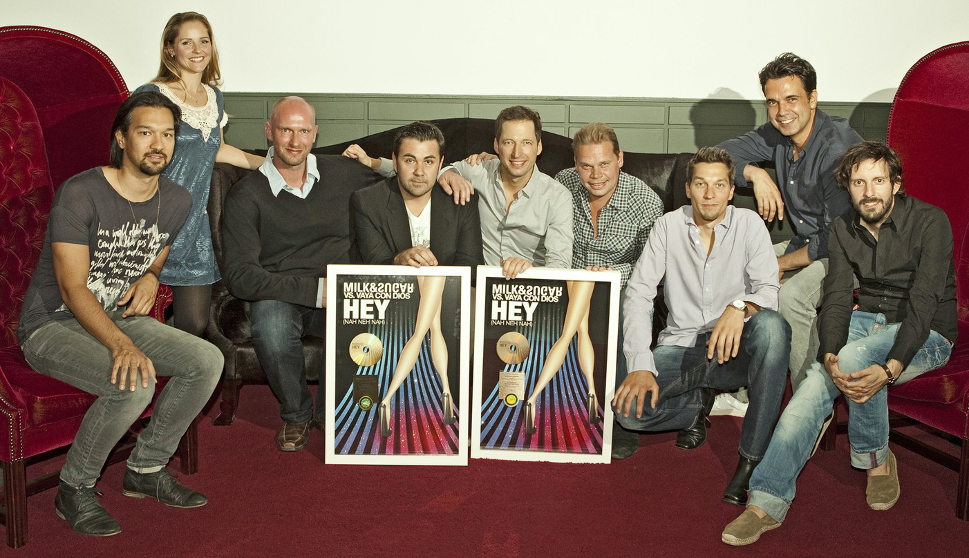 Bei der Gold-Verleihung in Berlin (v.l.n.r.): Manuel Overbeck (Junior A&R Manager Urban bei Universal Domestic Pop/Mainstream - UDP), Olivia Raasch (Assistant Pop UDP), Johannes Cordes (Co...