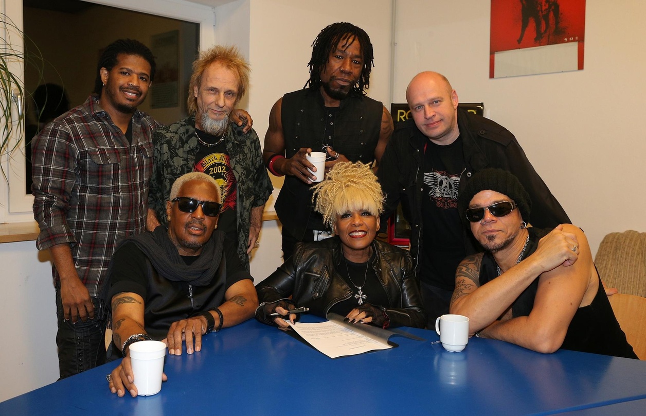 Bei der Vertragsunterzeichnung (hinten, von links) : Dion Murdock, Moses Mo, Wyzard (alle Mother's Finest) und Olly Hahn sowie (vorn) Glenn Murdock, Joyce Kennedy und John Hayes (beide Mot...