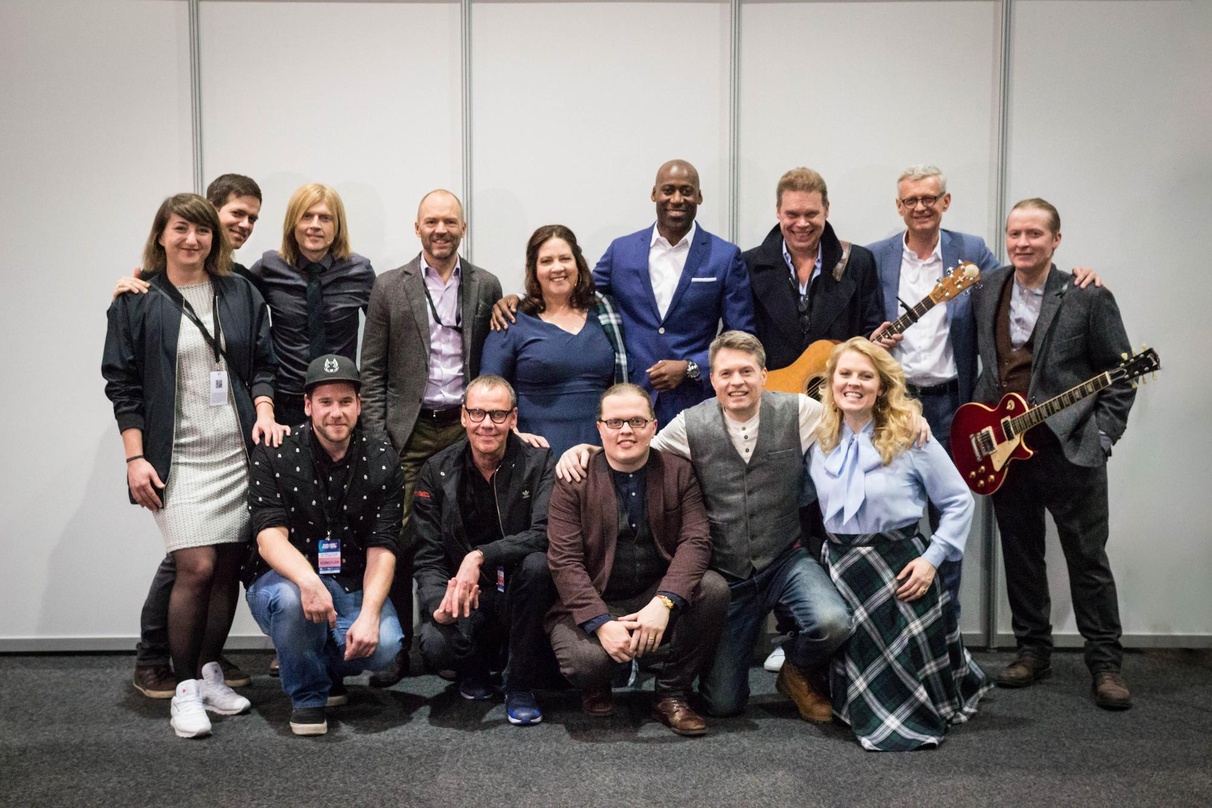 Trafen sich kürzlich bei der TV-Show "Schlagercountdown - Das große Premierenfest": die Kelly Family mit dem Team von Universal Music mit (hinten, von links) Kathrin Lang (Gold PR), Dirk G...