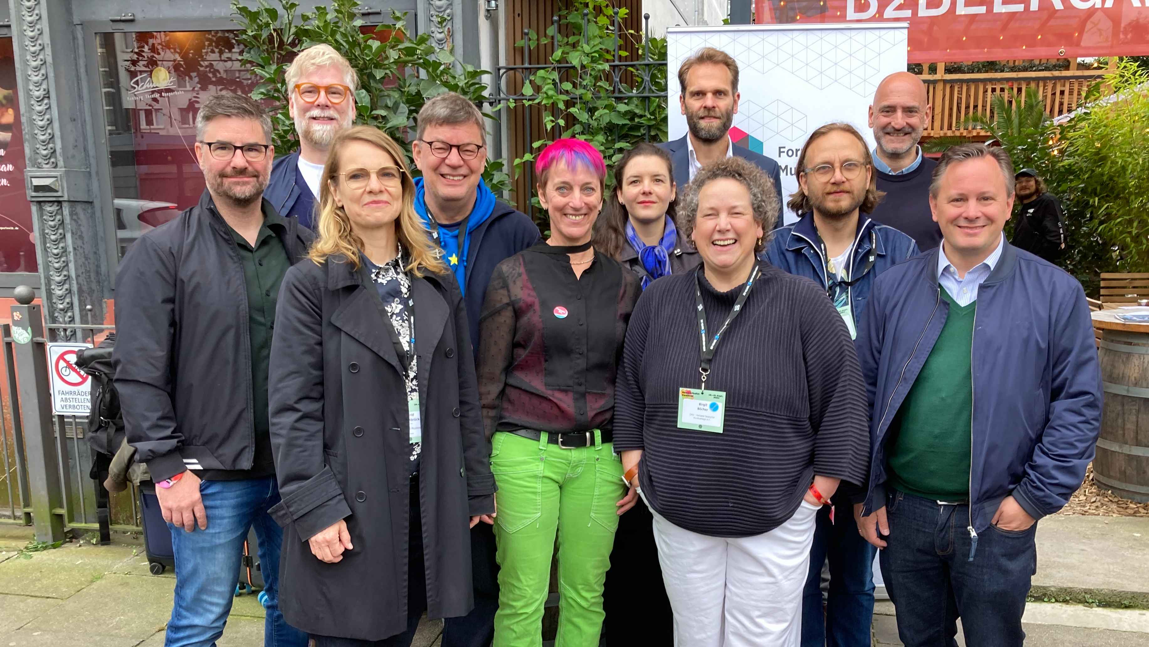 Im B2Beergarden (vorn, von links): Sigrid Herrenbrück (BVMI), Kim Sommer (BDKV), Birgit Böcher (DMV) und Götz von Einem (DMV) sowie (Mitte) Patrick Oginski (IMUC), Daniel Knöll (SOMM), Jör...