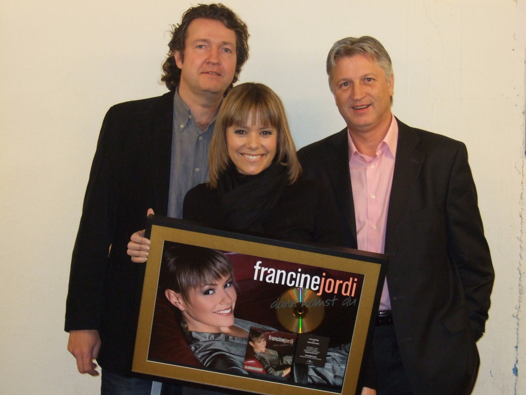 Übergaben Francine Jordi die Auszeichnung: Manfred Ehlert (l., Product & Key Account Manager) und Jean-Marie Fontana (Sales Director, beide Universal Music Schweiz)