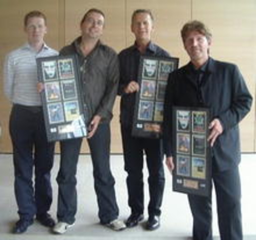 Nahmen Gold entgegen (v.l.n.r.): Dirk Mahlstedt (Head Of Labelmanagment edel), Naschke, Ralf Salentin (Sales Director edel distribution) und Kleist