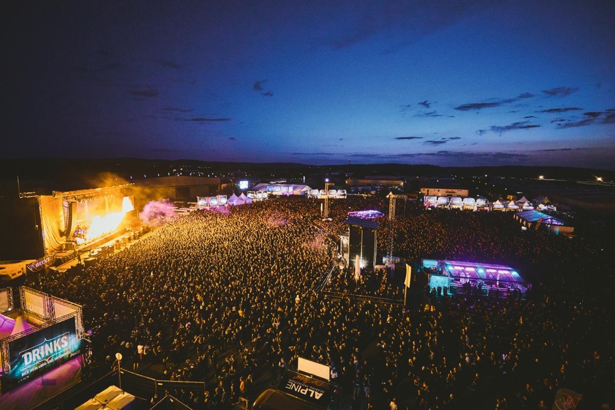 7fd0d40686fcd688af317c9d27583988e64102d96dd61bc3a6746c6f46dc8f88 So könnte es bald wieder kommen: ein Festivalauftritt von Within Temptation bei M'era Luna im Jahr 2019