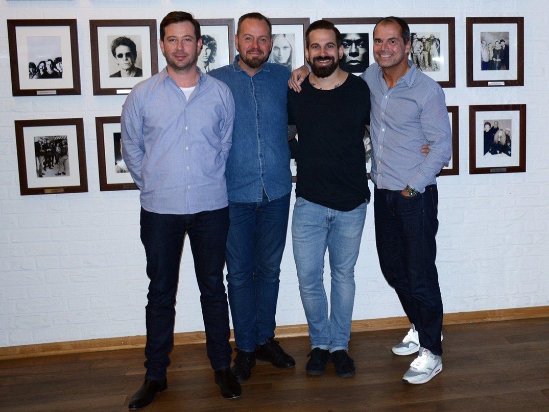 Arbeiten gemeinsam auf einen Traumstart mit der Veröffentlichung des Debütalbums der Lochis hin (von links): Michael Kümmerle (Director Digital Sales & Business Development Warner Music), ...