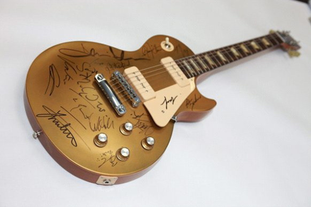 Geht in der Online-Aktion für gute Zwecke weg: die Gibson-Gitarre mit den Star-Autogrammen
