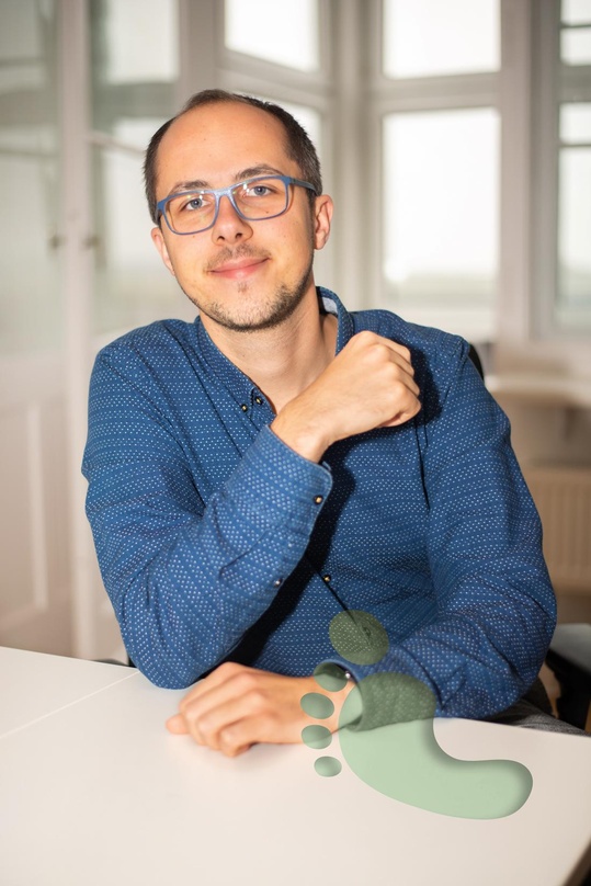 Erklärt, wie man Nachhaltigkeit in der Praxis umsetzen kann: Jonas Krapf von NIYU