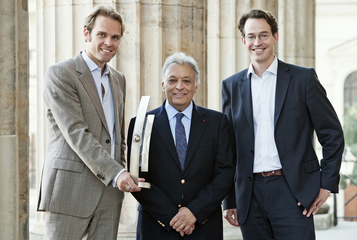 Zum Greifen nahe: Der bereits angereiste Echo-Preisträger Zubin Mehta mit Florian Drücke (l.) und Intendant Sebastian Nordmann (r.) vor dem Konzerthaus Berlin (Bild: Monique Wüstenhagen)