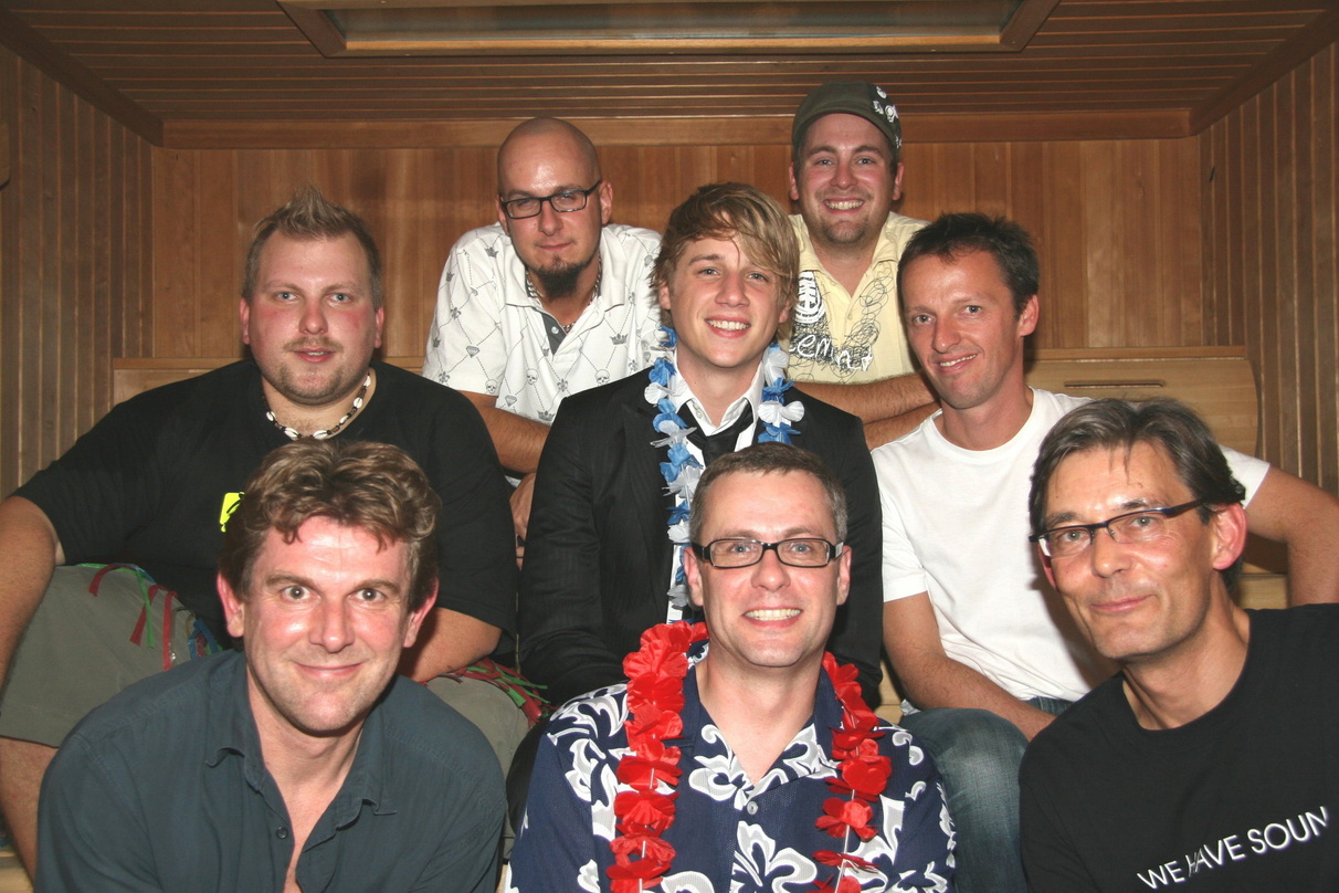 Gemeinsam in die Sauna: Der PBH Club mit seinem Team von Sony BMG Austria und Ö3||Gemeinsam in die Sauna (vorn, v.l.n.r.): Clemens Stadelbauer (Ö3 Musikredaktion), Horst Unterholzner (Mana...
