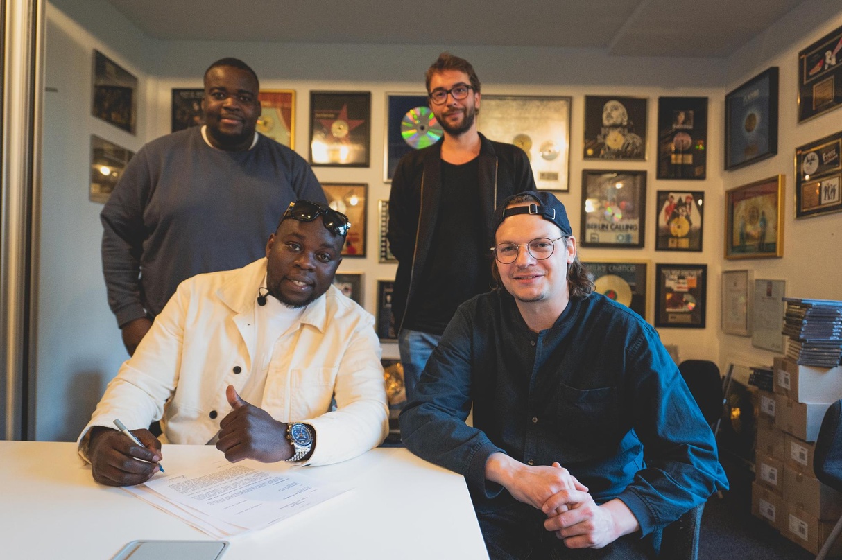 Bei der Vertragsunterschrift (von links) Manager John Diau, Sugar MMFK, Henning Rehbein (Believe) und Kristof Jansen (Groove Attack)