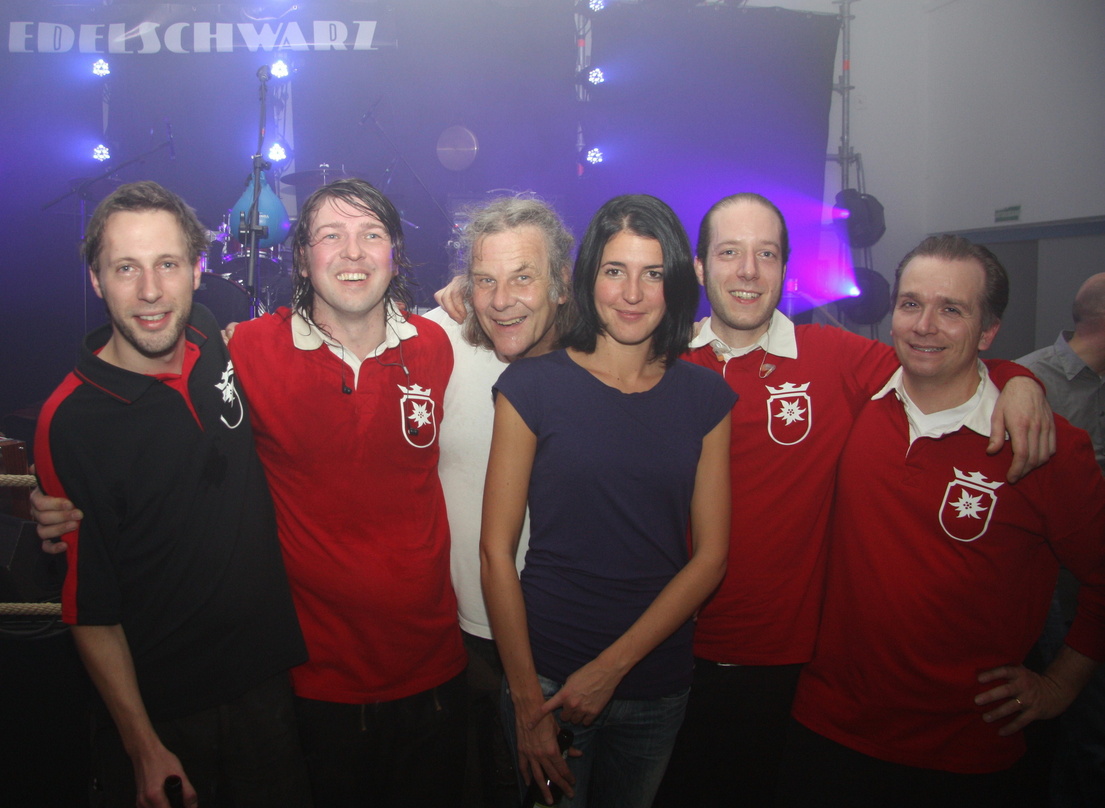 Verschwitzt zum MusikWoche-Foto (v.l.n.r.): Andreas "n-dee" Piepke, Siegfried Haglmo (beide Edelschwarz), Hage Hein (Geschäftsführer Blanko Musik), Mezzosopranistin Elisabeth Schuen, Ortho...