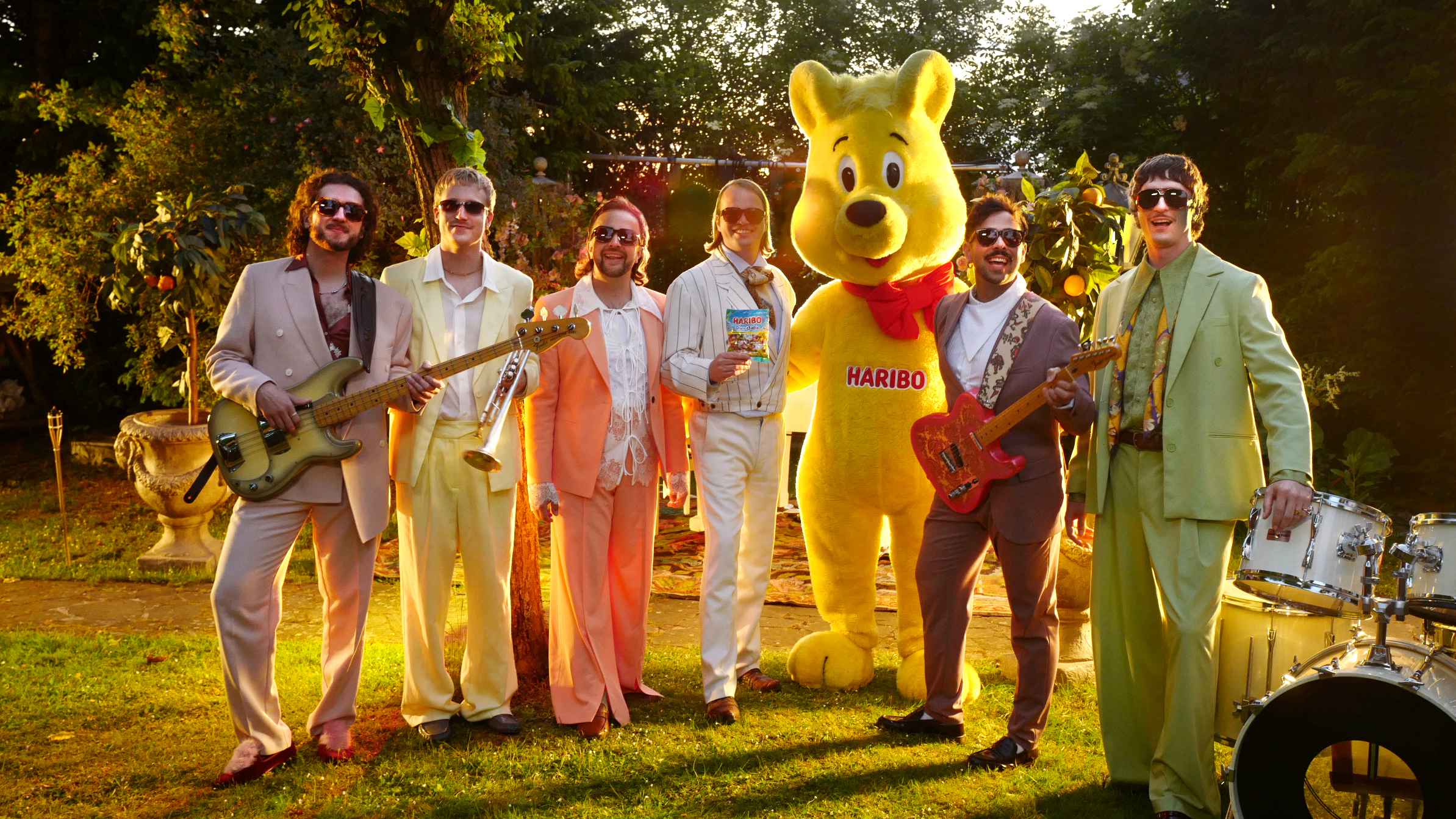 Arm in Arm mit einem Goldbär-Maskottchen: Roy Bianco & Die Abbrunzati Boys.