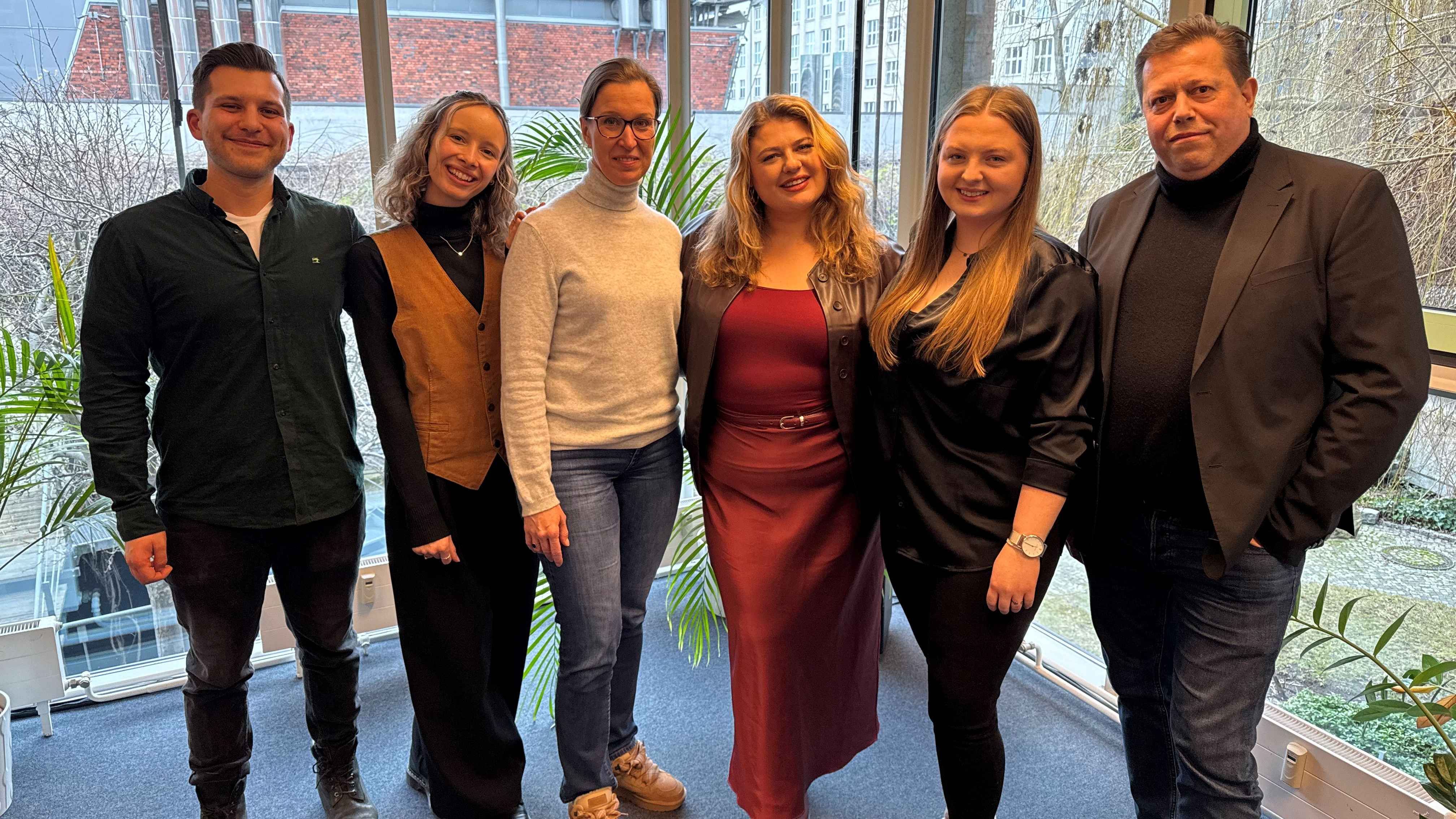 Max Rosenberg (A&R), Melissa Brunbauer (A&R Assistenz), Birte Goldbrunner (Senior Director Marketing & Promotion, alle Telamo), Alina, Elisa Rohlfs (Product Management Telamo) und Peer Jal...