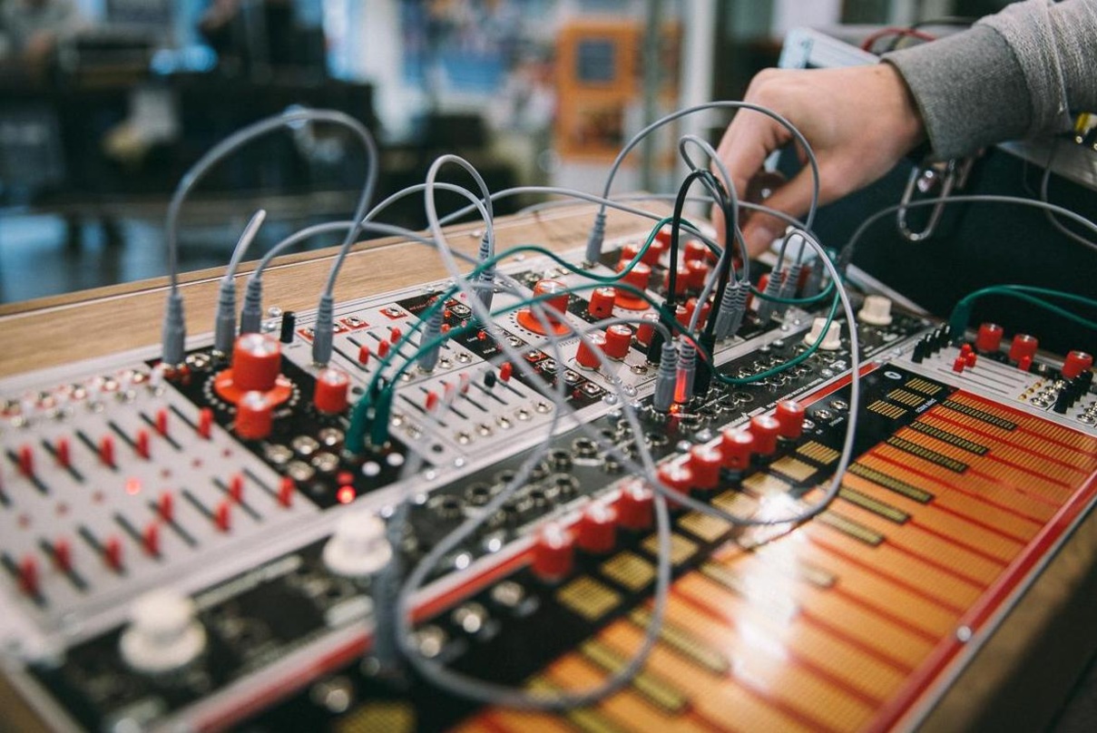 Bei der Konferenz Zukunft Pop der Popakademie Baden-Württemberg: Interessierte experimentieren mit Synthesizern