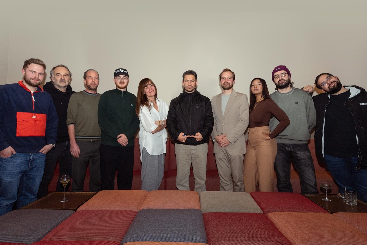 Bringen Atlantic Records Germany nach Berlin (von links): Jost Kaiser (A&R Warner Chappell Music Germany), Oliver Heinz (Anwalt Yung Hurn), Fabian Drebes (Co-President Warner Music Central...