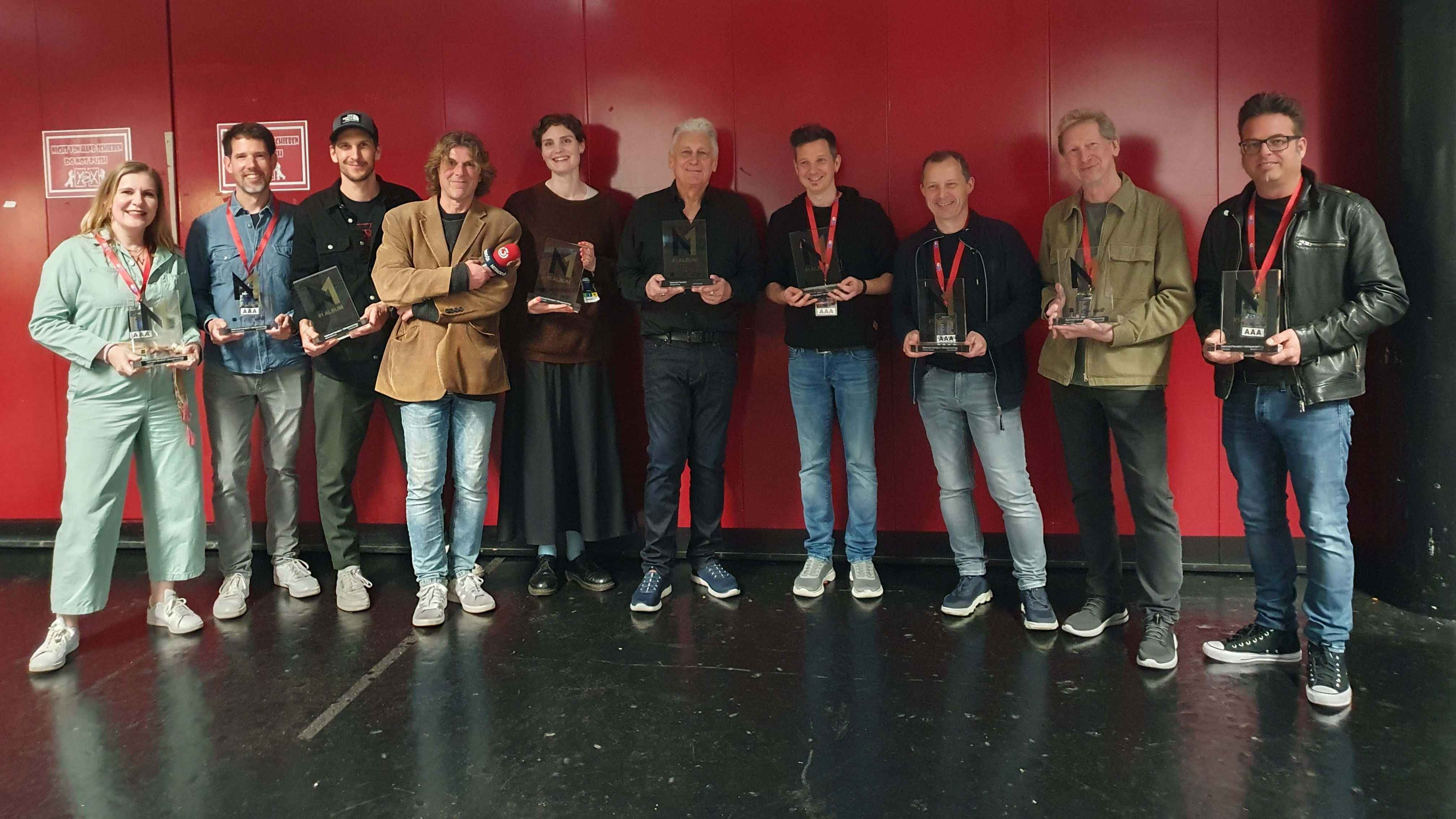 Bei der Award-Verleihung (von links): Nina Stehr, Bence Thoroczkay (beide Promotion), Michael Bencsics (Management), Clemens Stadlbauer (Ö3), Emily Staats (Universal Music) Rainhard Fendri...