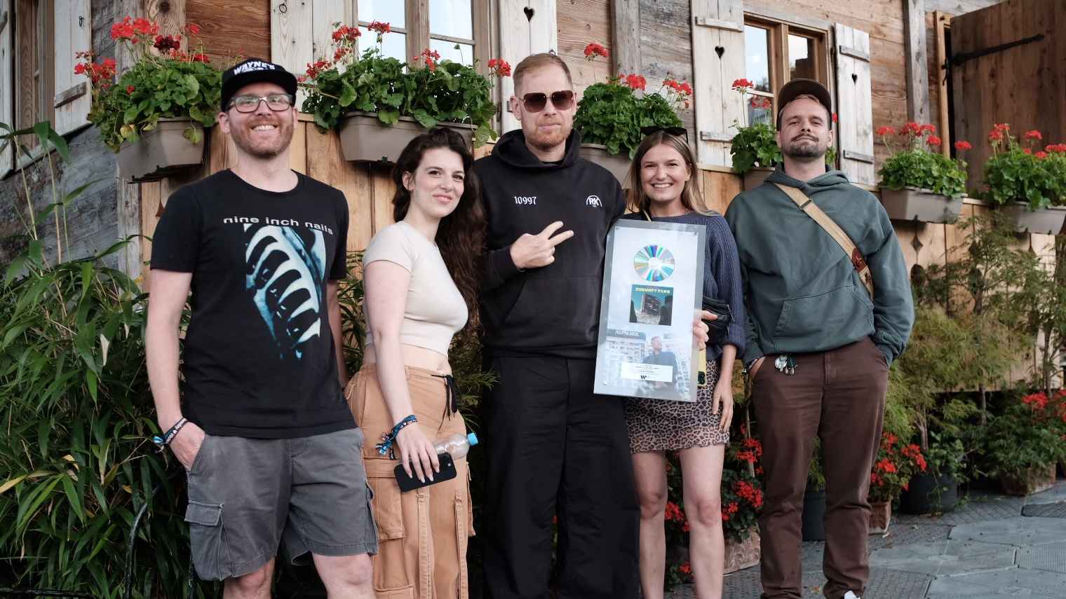Trafen sich in Bern: Hansjürg Stämpfli (General Manager), Maria Lovisi (Marketing Manager, beide Warner Music Switzerland), Peter Fox (Künstler), Katja Hagi und Kevin Assis Pardal (beide M...