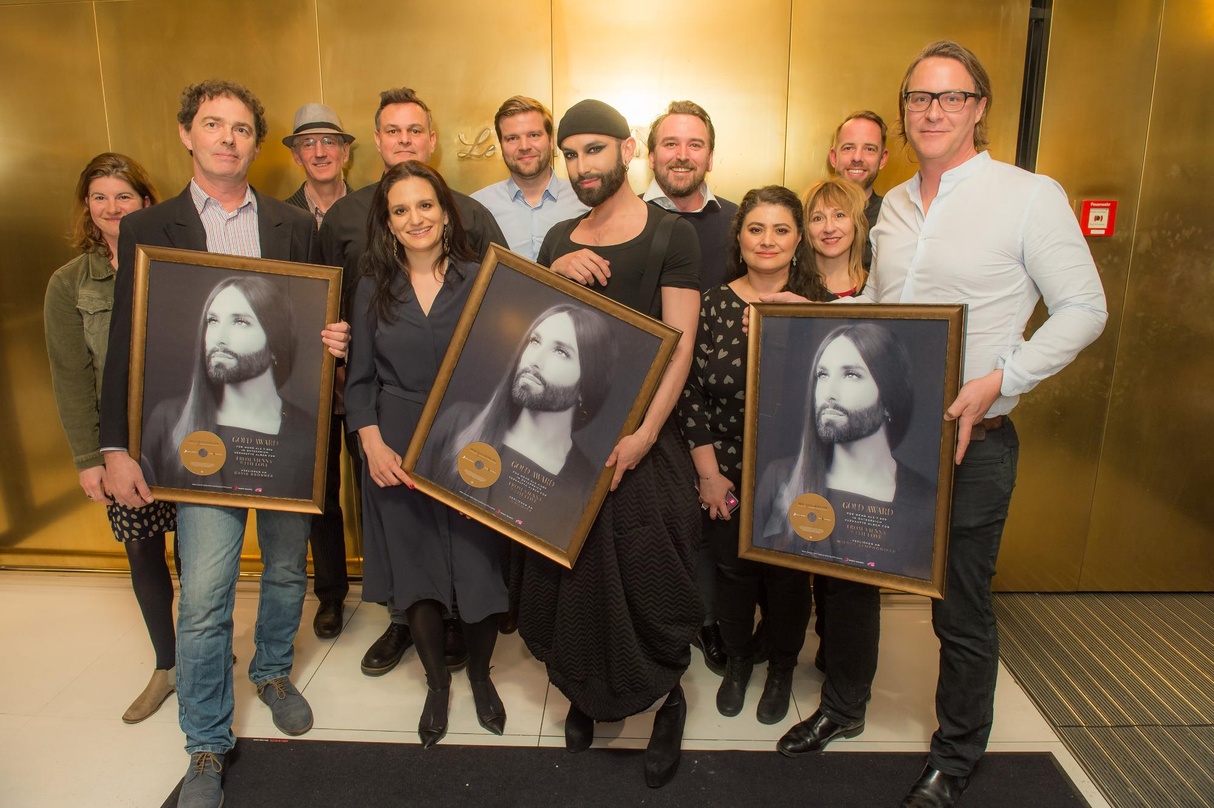 Bei der Award-Übergabe: Conchita (Mitte) und das Team