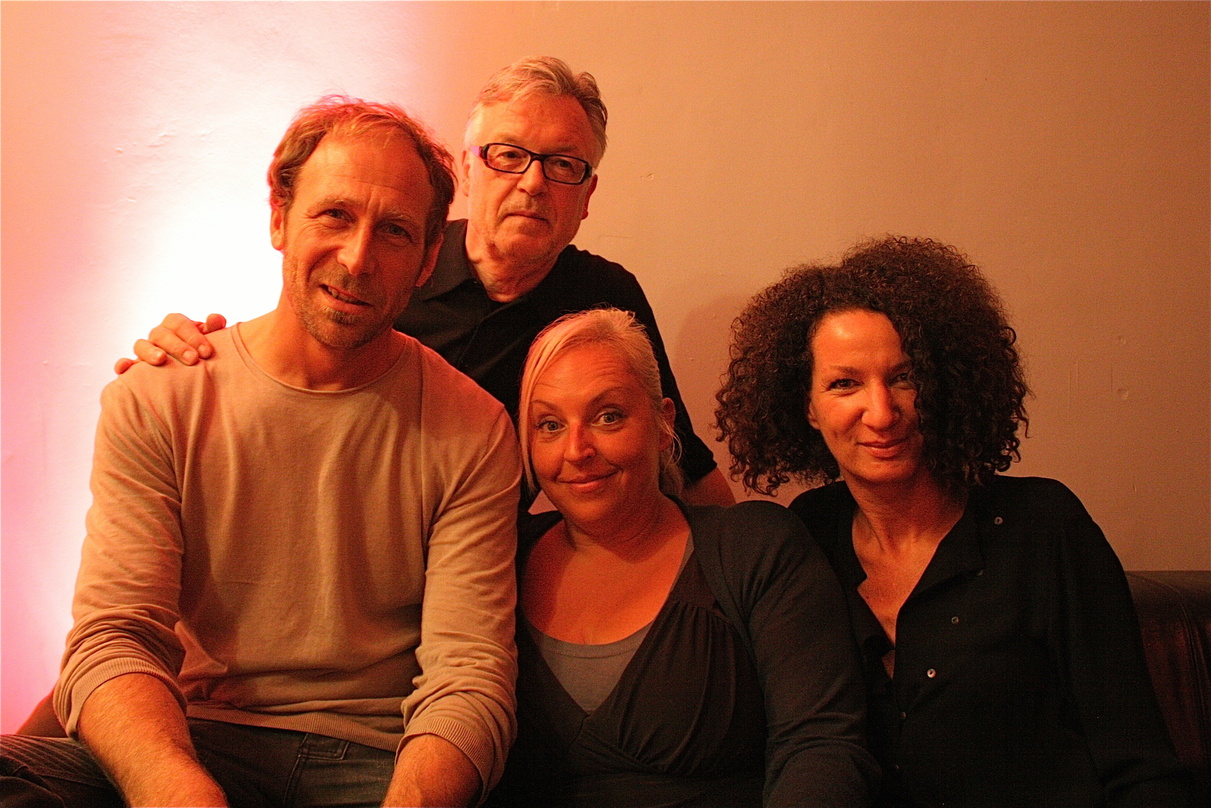 Ins rechte Licht gerückt (von links): Frank Ramond mit Roman Rybnikar (105 Music), Kerstin Eggert (Erste Reihe PR) und Sabine Bringmann (KüsterCom)