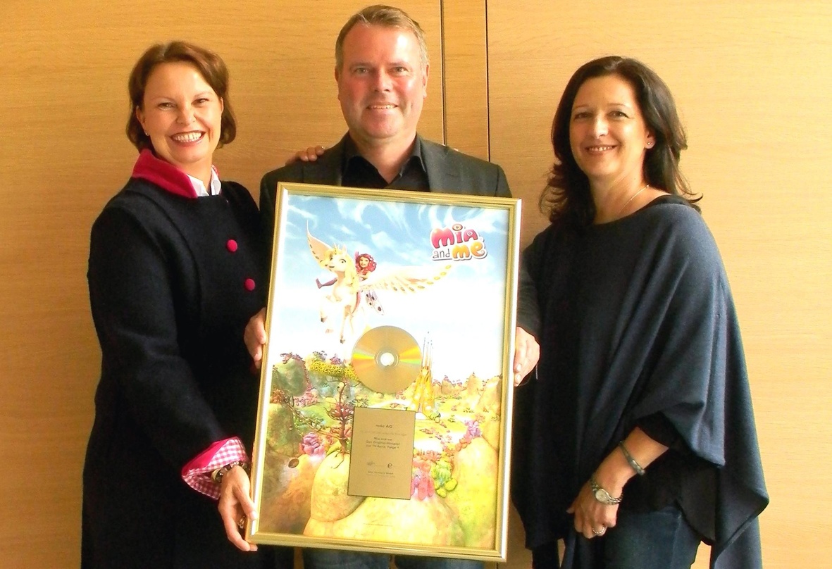 Mit Gold-Award für mehr als 100.000 verkaufte Exemplare von "Mia And Me - Ankunft in Centopia" (von links): Andrea zum Felde (General Manager Edel Germany), Arnold Scheele (Director Licens...