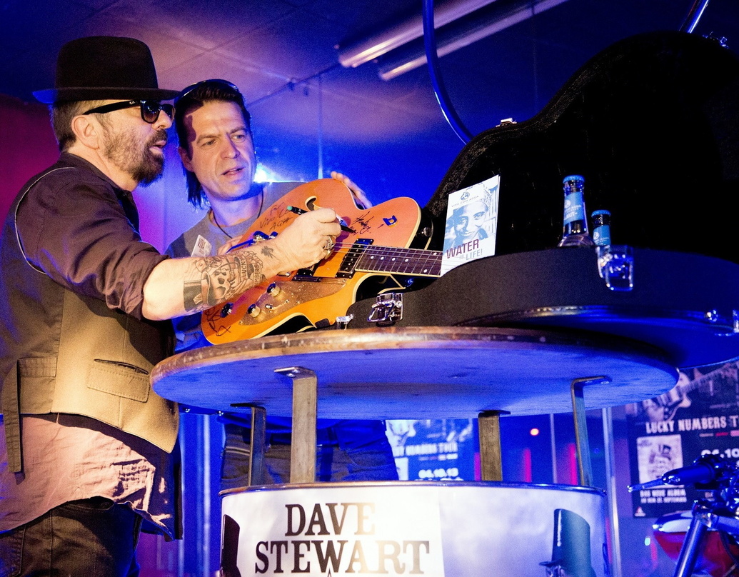 Unterschrieb eine Gitarre für einen guten Zweck: Dave Stewart (links) mit Duesenberg-Geschäftsführer Ingo Renner