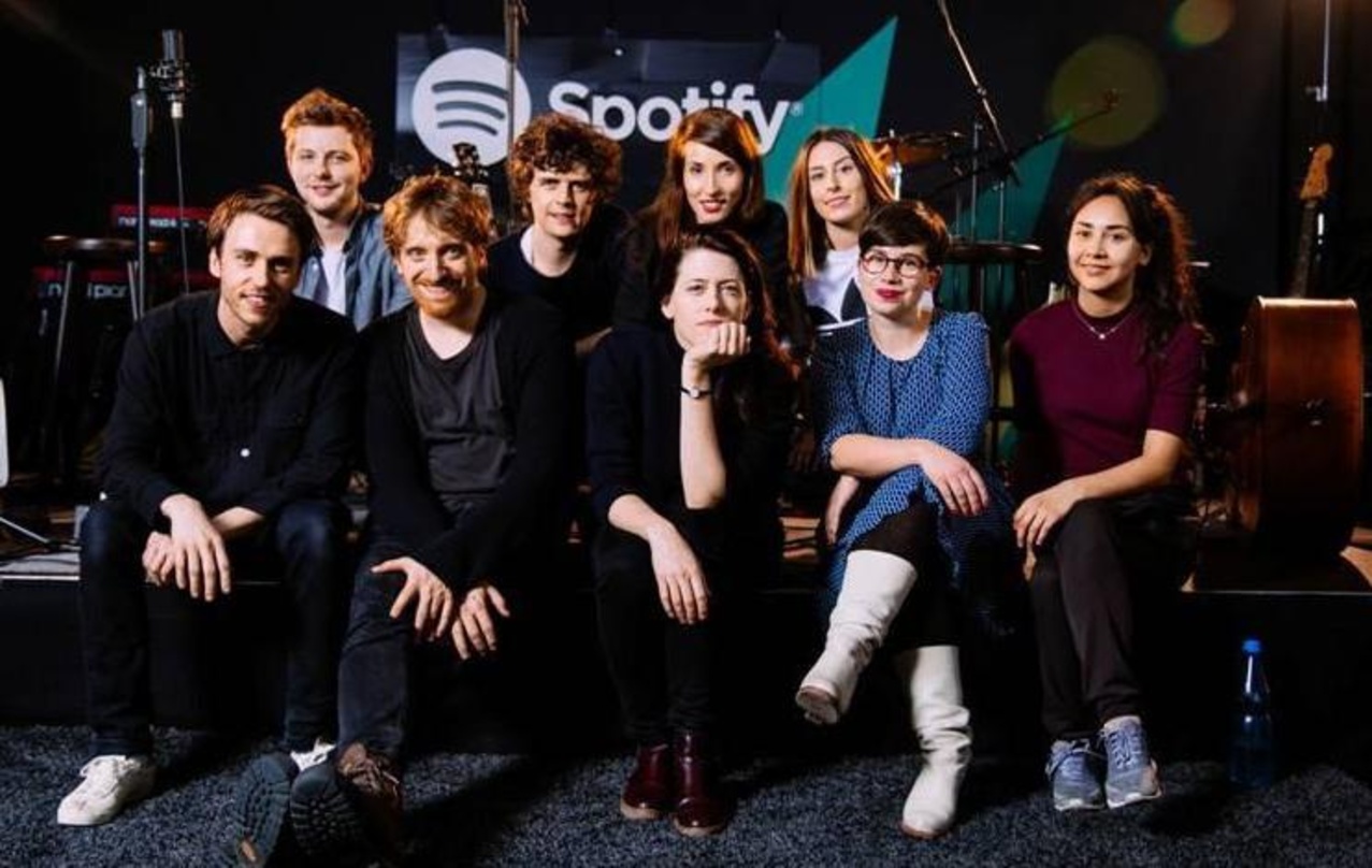 Bei der Session in Berlin (vorne von links): Clueso, Tim Neuhaus (Drums), Kat Frankie, Marie Heimer (Artist & Label Services Spotify), Lena Kauck (Management Clueso) sowie (hinten von link...