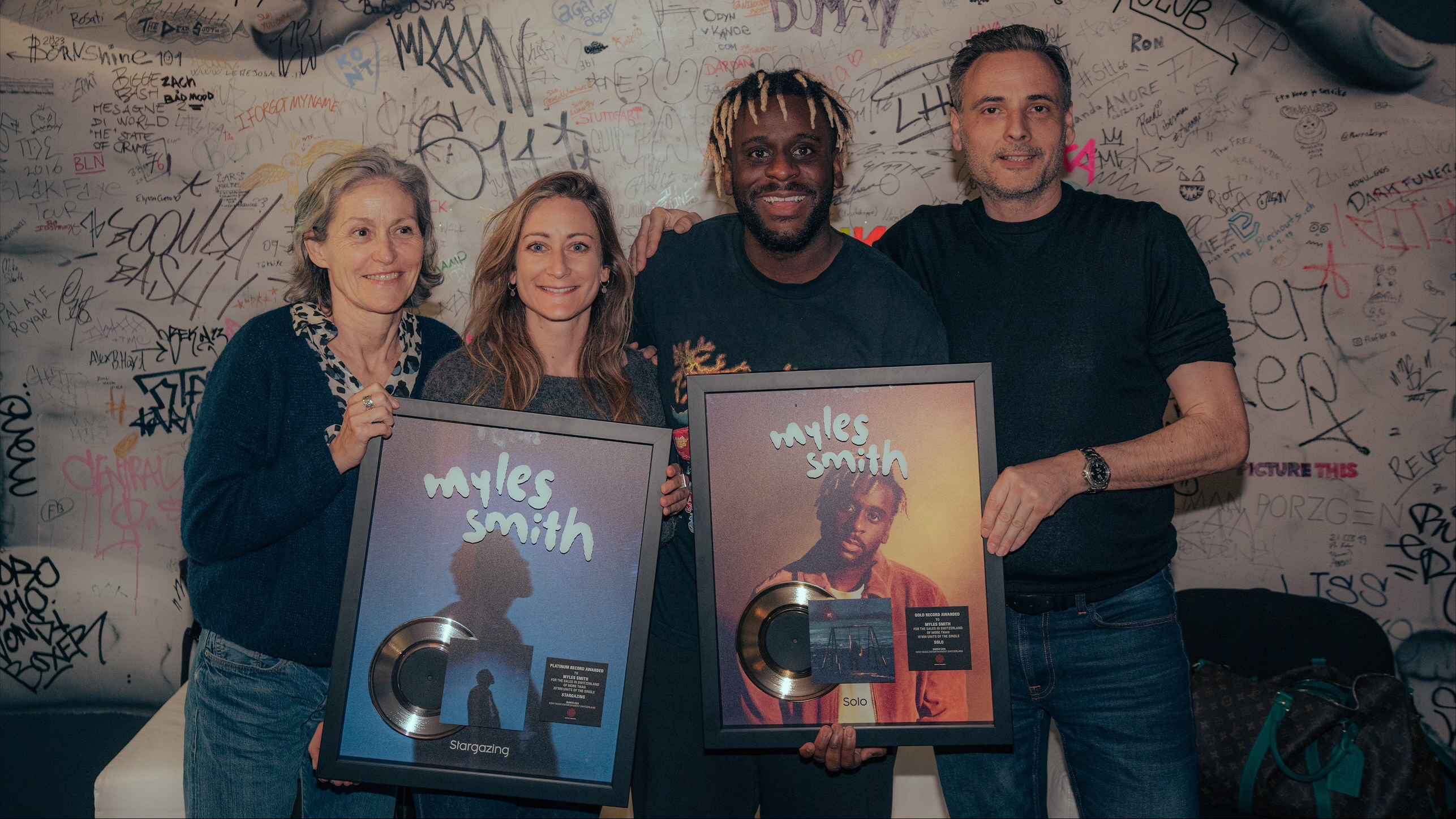 Posieren im Zürcher Komplex 457 mit den Edelmetallen (von links): Dominique Saudan (Senior Product & Promotion Manager French Rep), Andrea Gujer (Head of Promotion & Content, beide Sony Mu...
