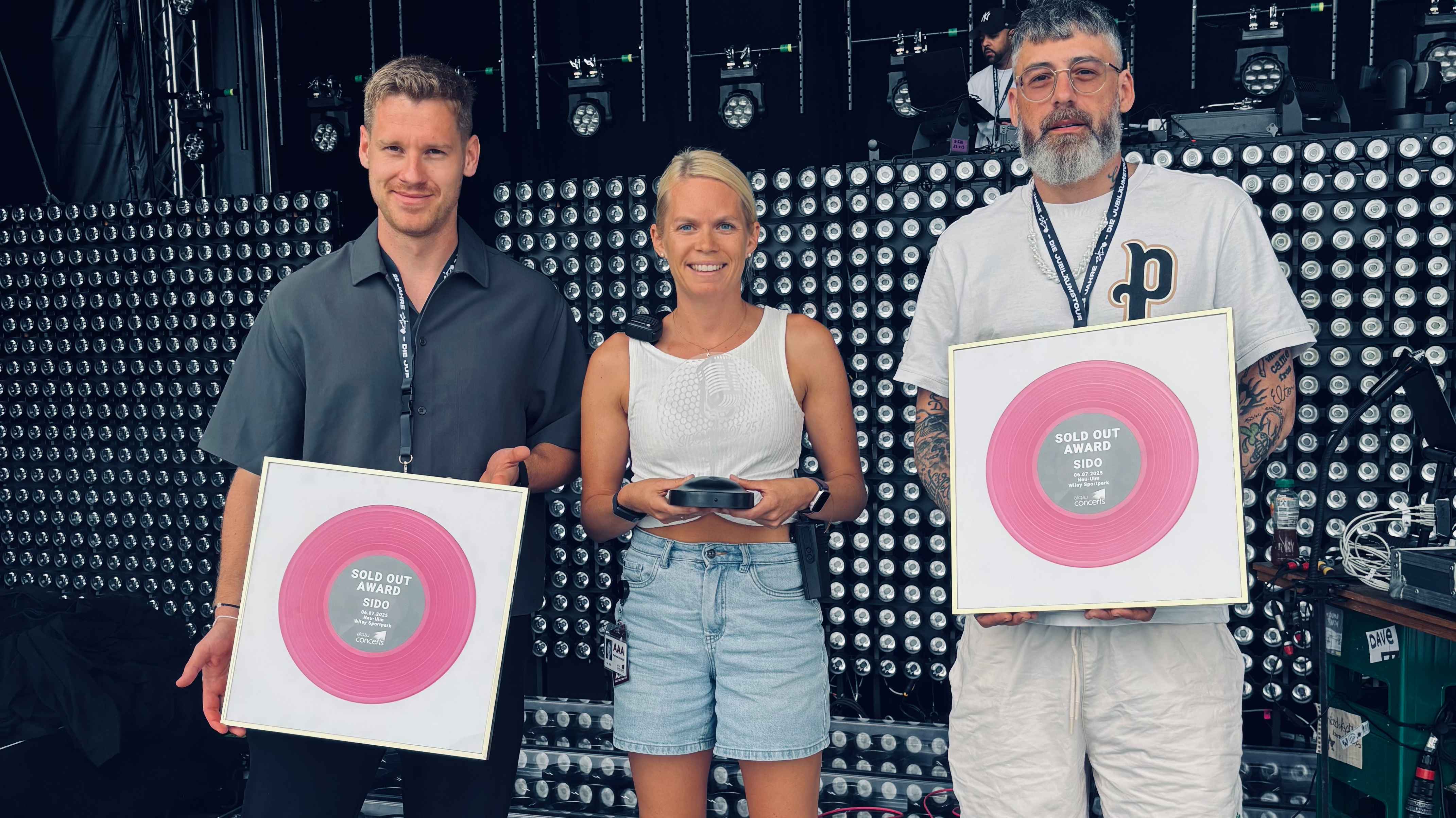 Bei der Verleihung eines Sold Out Award für Sido (von links): Lennart Markwort (Think Big), Michaela Schneider (Allgäu Concerts) und Sido.