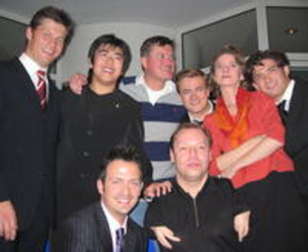 Star-Aufgebot (hinten, v.l.n.r.): Universal-Geschäftsführer Frank Briegmann, Lang Lang, Christian Thielemann und Sabine Meyer zwischen den Brüdern Renaud und Gautier Capucon sowie (vorn) T...