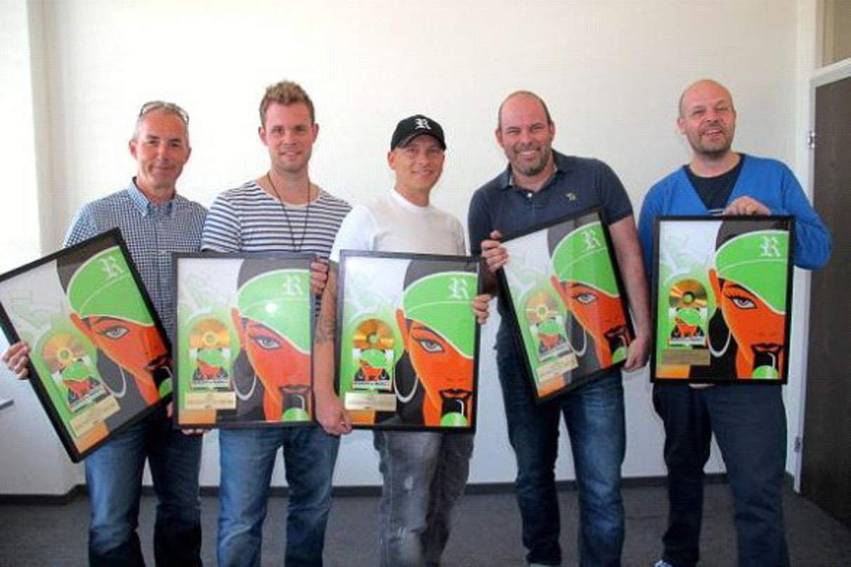 Zelebrierten Gold-Hit (von links) Stefan Planta (Phonag), Manu-L, Remady, Fabio Antoniali (Global Productions) und Ramon Rey (Phonag)