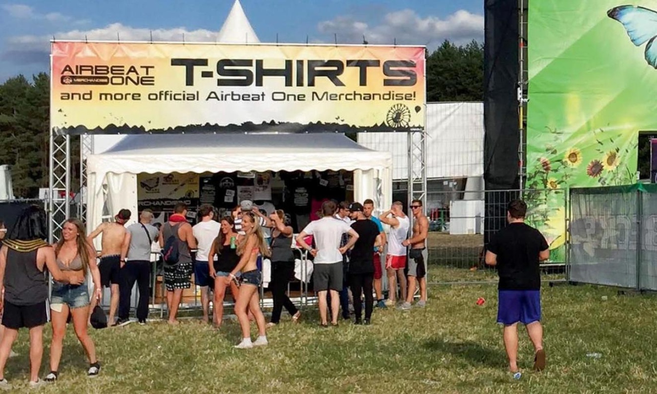 Anlaufstelle für 27.000 Besucher beim Festival Airbeat One in Neustadt-Glewe: der Fanartikelstand von cmerch