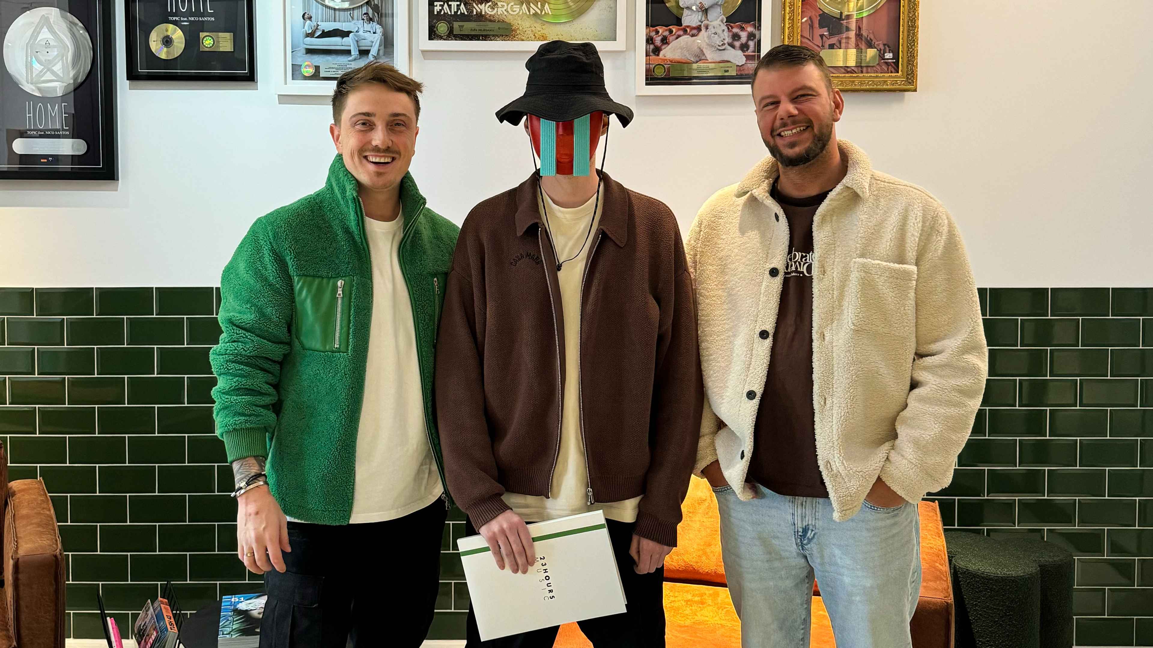 Bleiben ein Team (von links): Eugen Kazakov (Managing Director 23Hours), Dhali und Philip Nörder (Label Manager 23Hours).