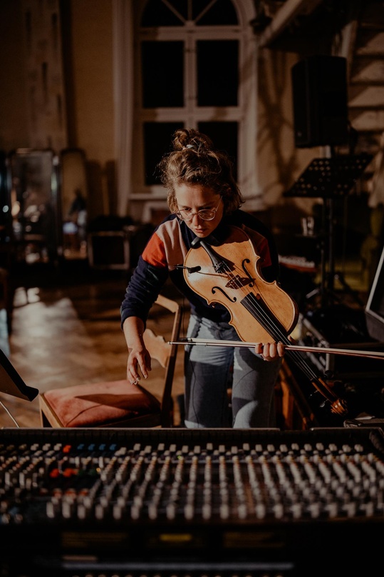 In ihrem Element: Paulina Sofie Kiss (Festivaldramaturgie & Leitung Detect Ensemble)