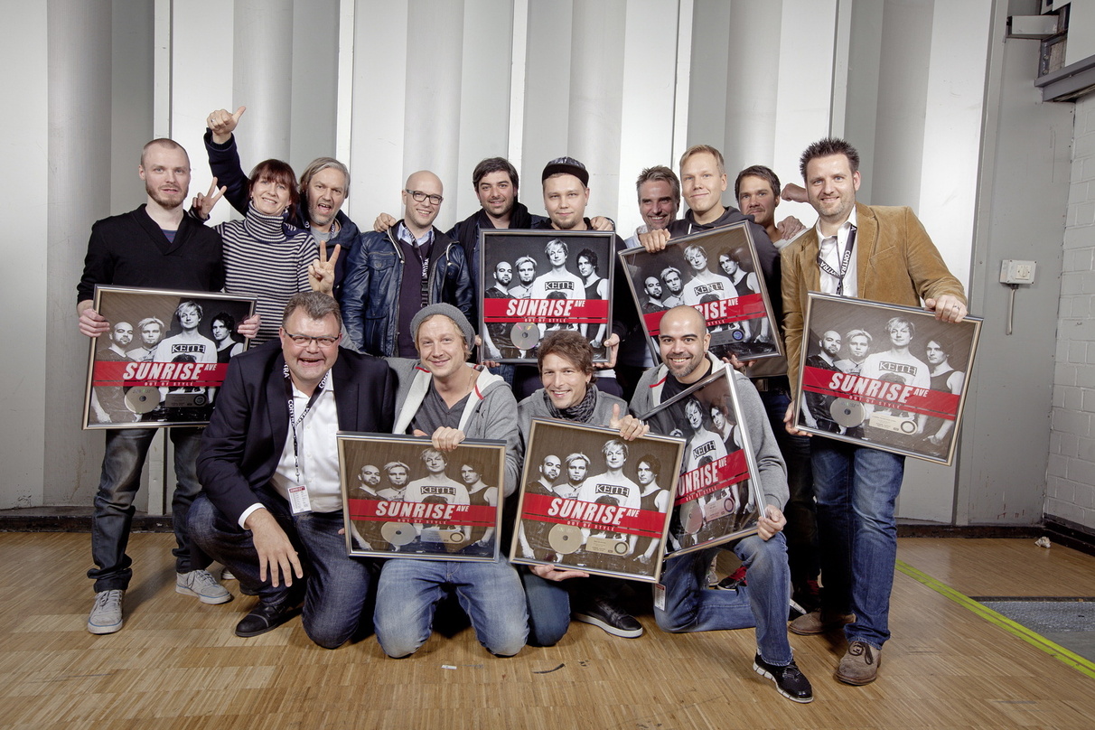 Wärmten sich mit Platin und ihrem Team von EMI Music für ihr bisher größtes Deutschlandkonzert auf: Sunrise Avenue||Hinter der Bühne trafen sich (hinten, v.l.n.r.): Jukka Immonen (Produzen...