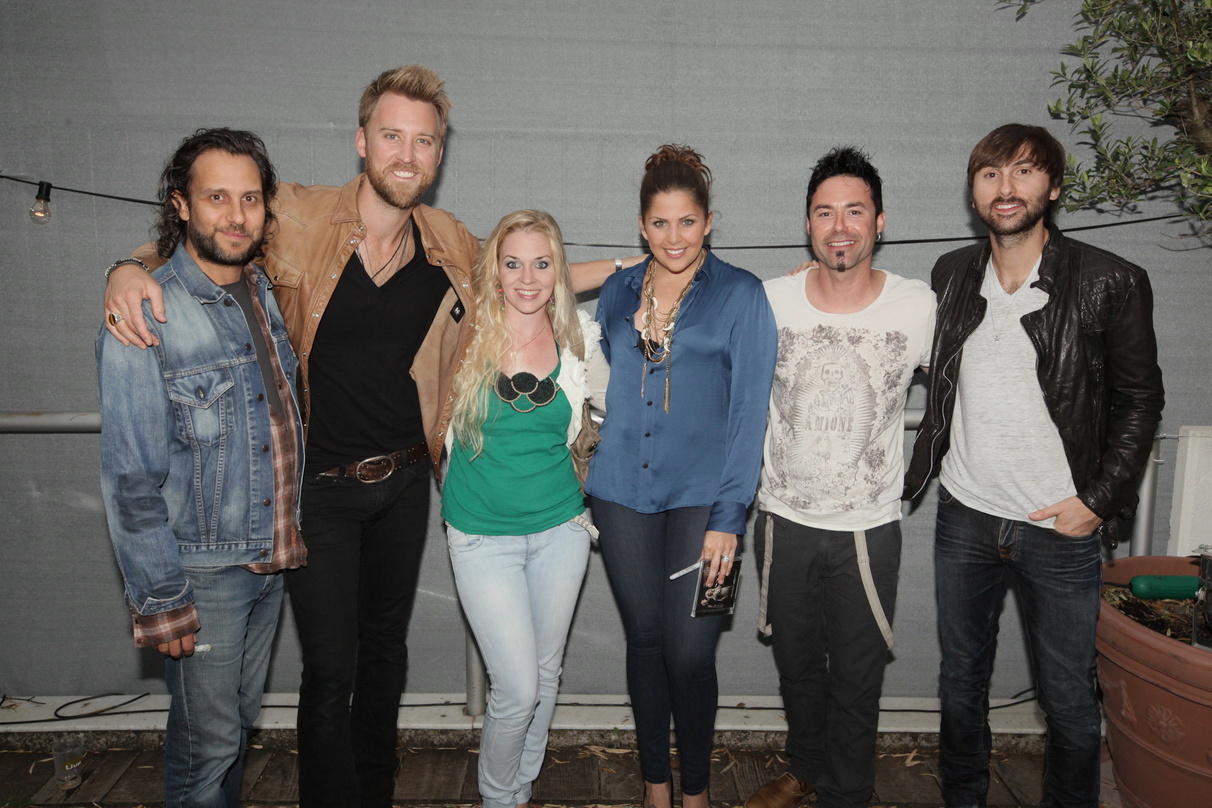 Trafen sich in Zürich (von links): Reto Burrell (C.H.), Charles Kelley (Lady Antebellum), Kisha (C.H.), Hillary Scott (Lady Antebellum), Rickenbacher (C.H.) und Dave Haywood (Lady Antebellum)