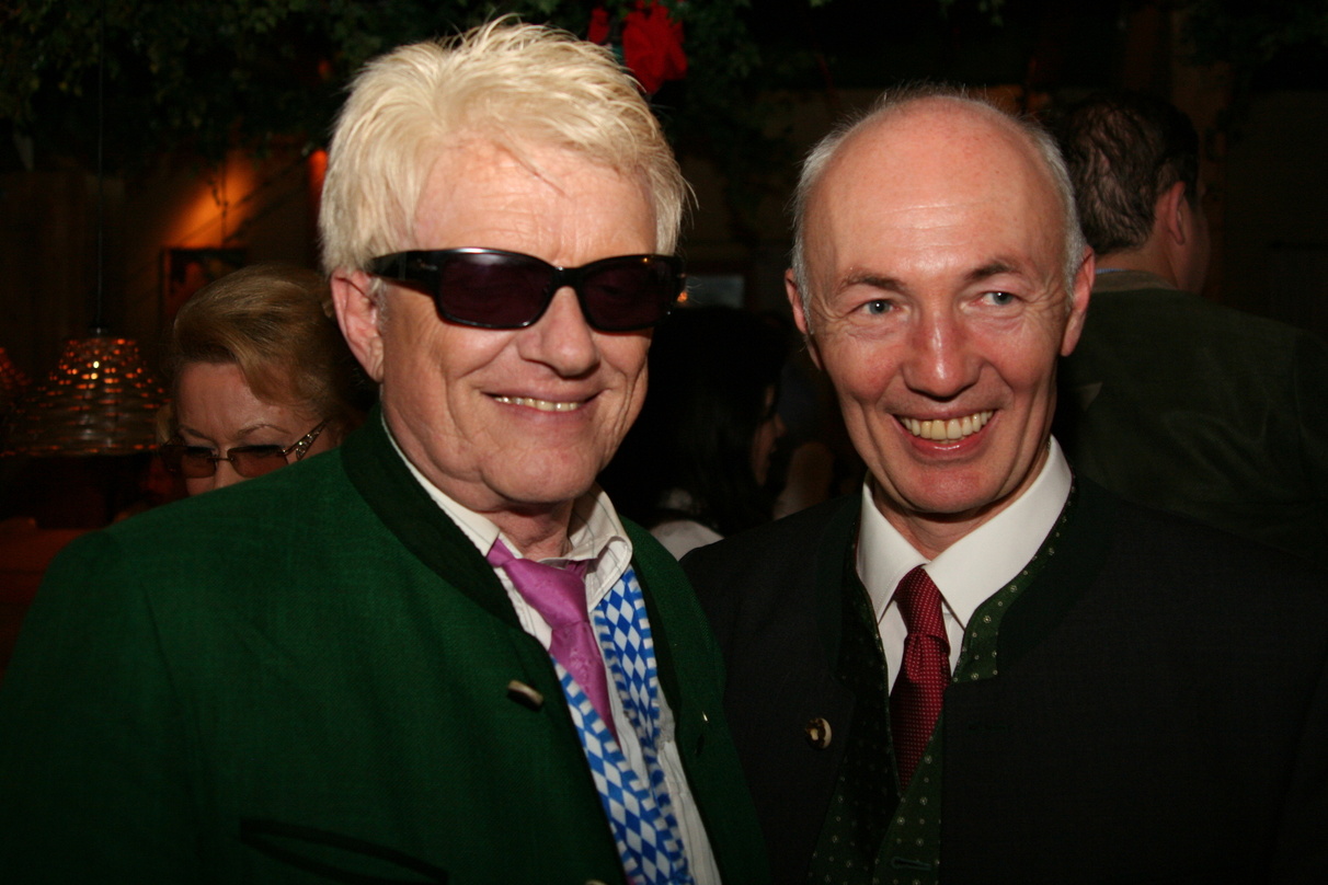 Beim zehnten Wiesn Treff von Gold Star TV: Gottfried Zmeck (r.) mit Heino und ...