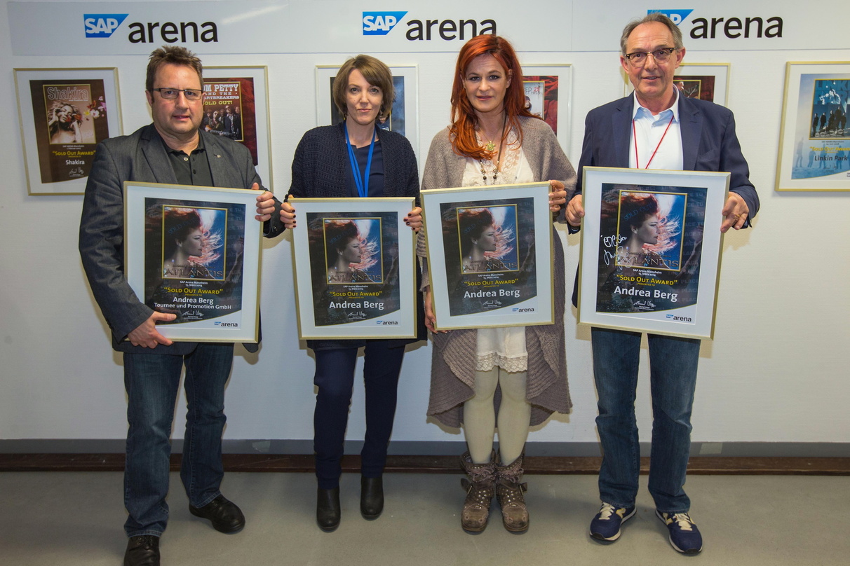 Bei der Award-Übergabe (von links): Tourveranstalter Johannes Möllering (Andrea Berg Tournee und Promotion GmbH), Melanie Gremm (SAP Arena), Andrea Berg und Ziggy Grimm (SAP Arena)