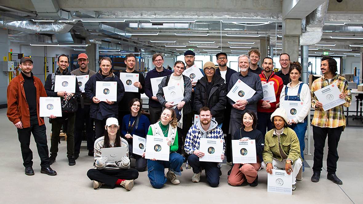 Hielten am Nachmittag des zweiten Tags bei optimal media die fertige Schallplatte in Händen: die Teilnehmenden des Wax-Works-Projekts um (von links) Alan Hugh, Dimitri Tisseyre, Tim Flower...