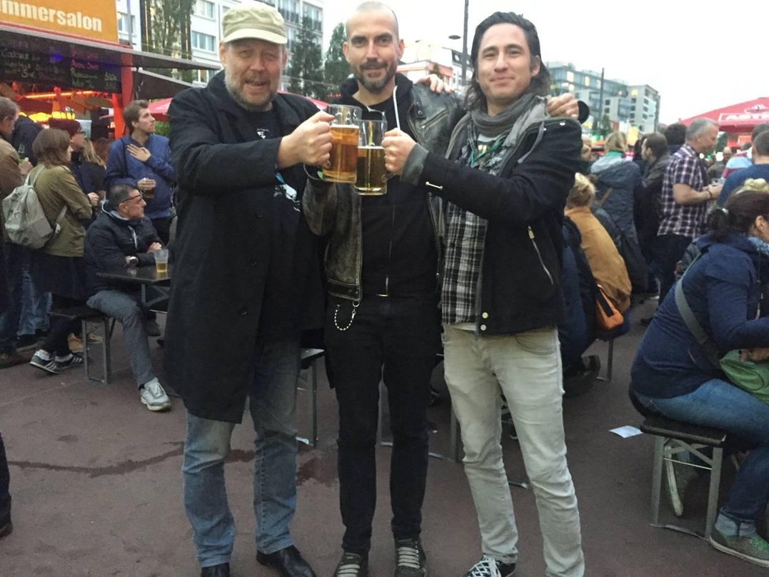 Machten ihre Zusammenarbeit beim Reeperbahn Festival 2015 perfekt (von links) Matthias "Botsch" Böttcher (Rough Trade), Jörg Tresp (DanCan Labelservice) und Martin Jansen (Rough Trade)