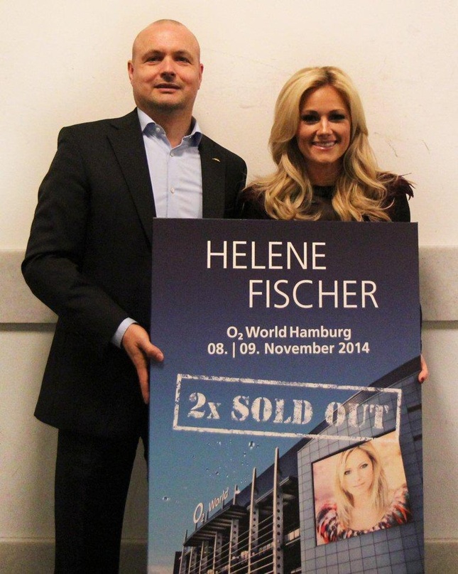 Bei der Übergabe: Arena Manager Steve Schwenkglenks (O2 World Hamburg/AEG) mit Helene Fischer
