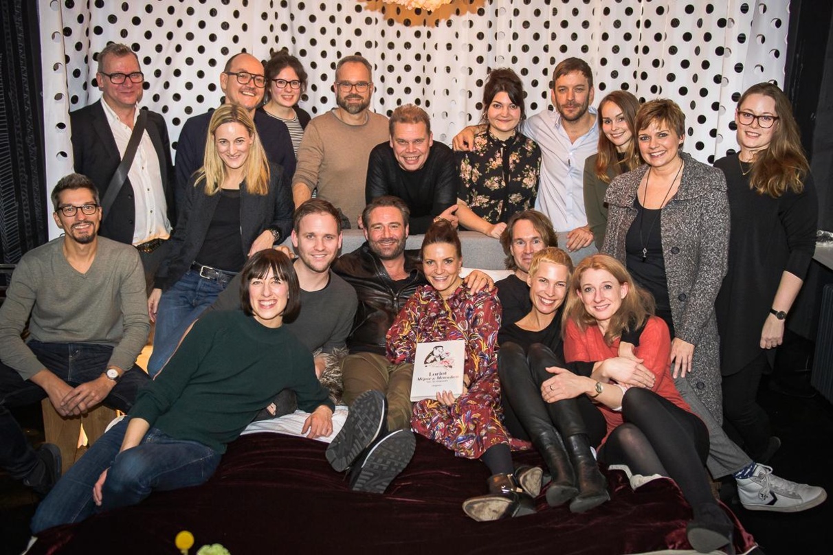 Bei der Albumpräsentation in Berlin (hinten, von links): Thorsten Klages (Senior Director Digital Concepts & Creation), Stefanie Zoll (Senior Product Manager, Dom/Polydor Island), Carsten ...