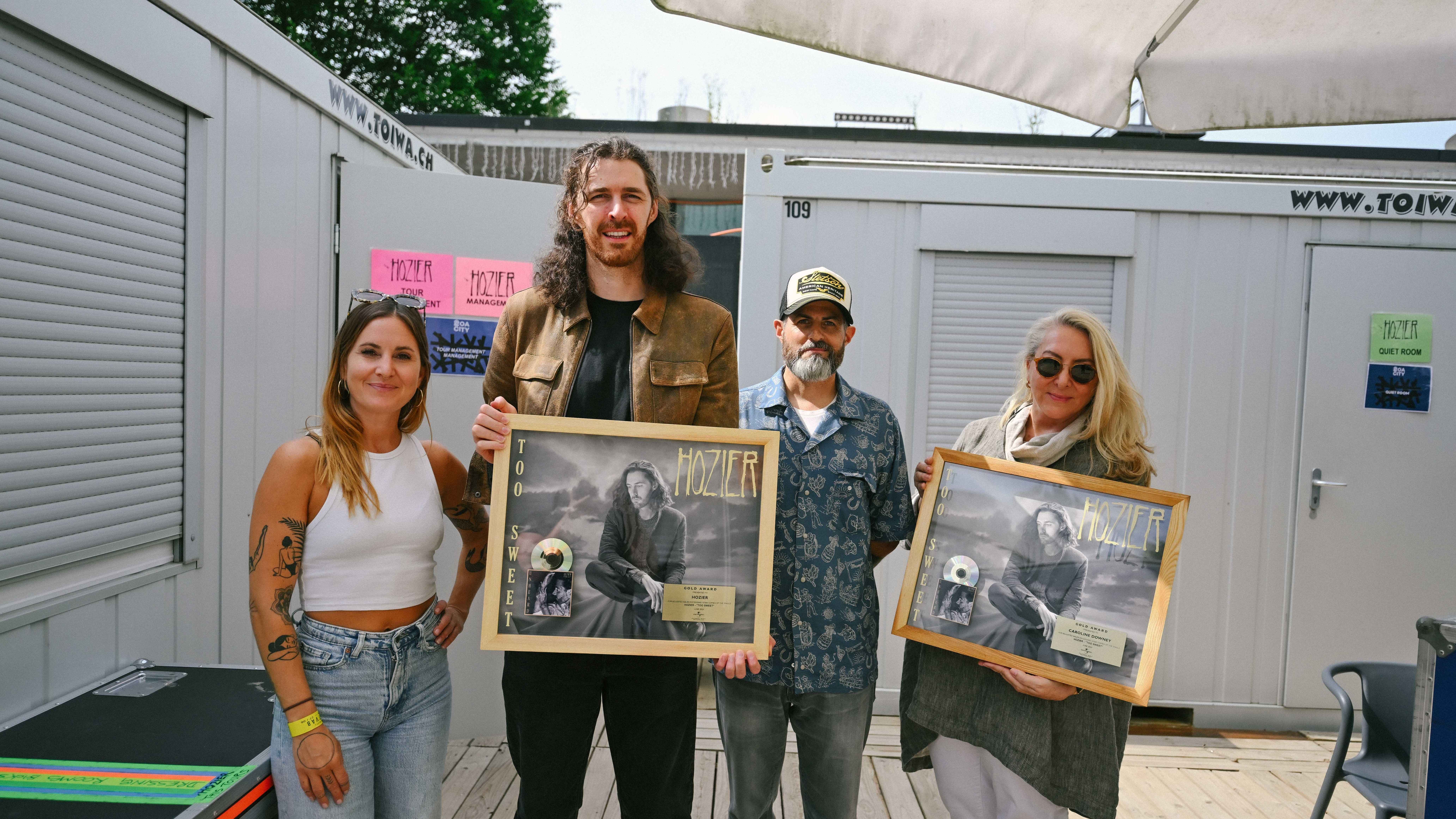 Trafen sich zur Award-Übergabe (von links): Valentina Stefania (Promotion Manager Universal Music Switzerland), Hozier, Andreas Kessler (Senior Marketing Manager Universal Music Switzerlan...