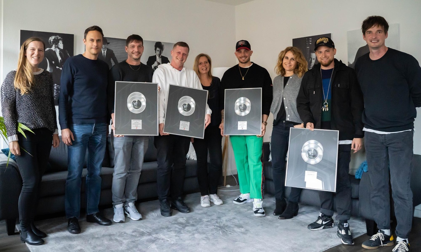 Zur Verleihung trafen sich (von links) Nadja Tomovski, Simon Müller, Fabio Menzi, Nick Hofstetter, Julie Born, Loco Escrito, Anja Küng, Henrik Amschler und Christoph Kammermann