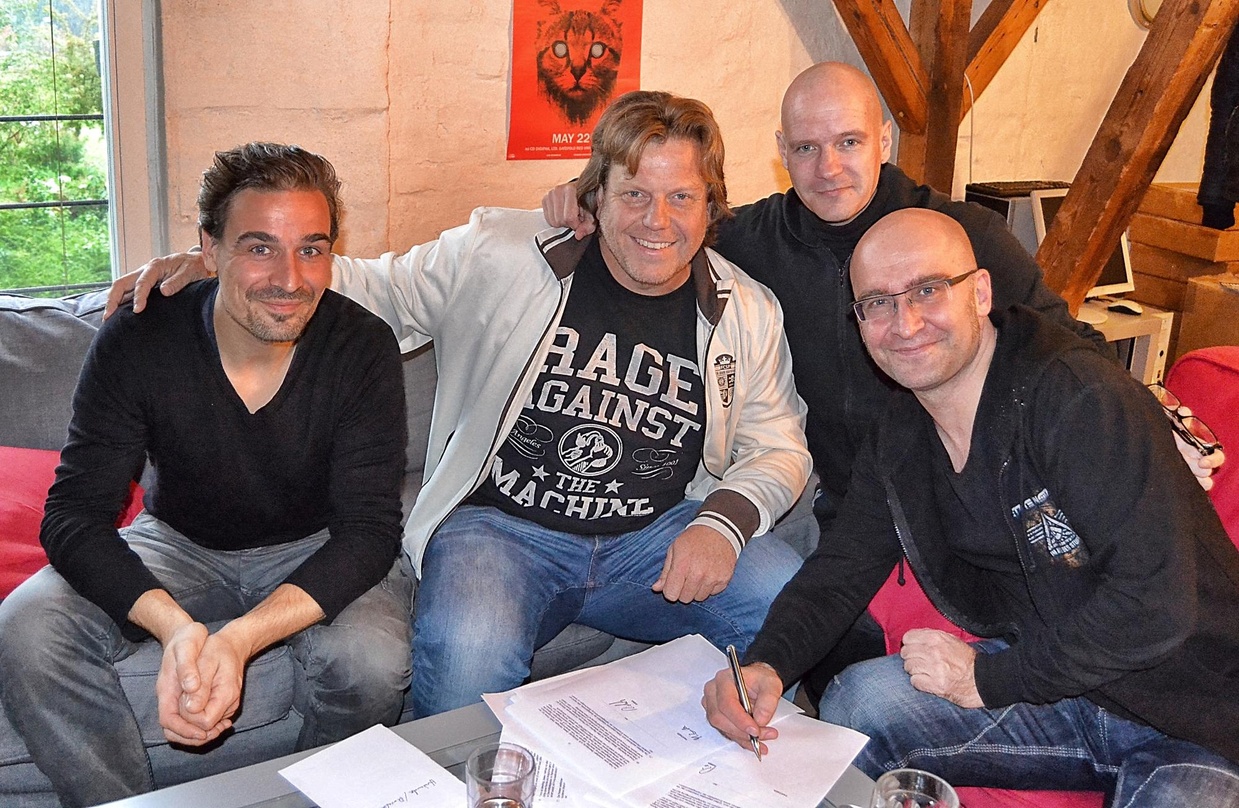 Den Deal besiegelten (von links) M. Stolz (Letzte Instanz), Jochen Richert (Managing Director Soulfood), Holy Loose und Michael Ende (beide Letzte Instanz)