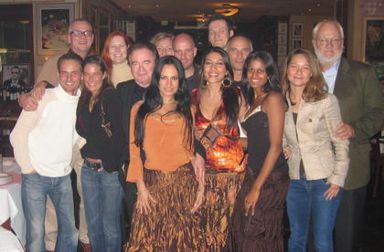 Freuten sich u. a. über das Album (vorn v.l.n.r.): Stefania Francabandiera, Mara Tanchis, Emma Ahren, Catherine Tjia, Götz Kiso, Jürgen Hohmann (2. Reihe, Dritter v. l.) und Christoph John...