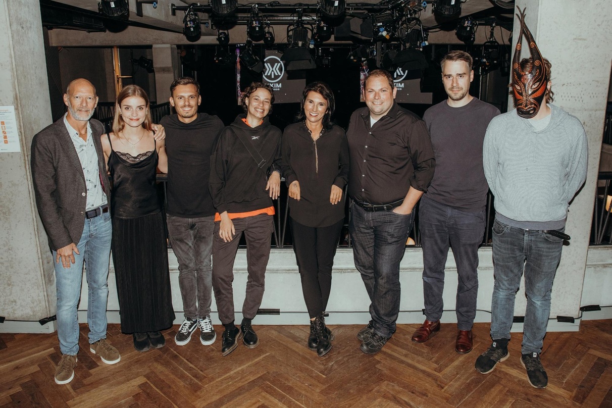 Im Säälchen vereint (von links): Mark Cavell, Eydís Evensen, Ed Carlsen, Uèle Lamore, Olivia Belli, Alexander Buhr, Stimming und Lambert